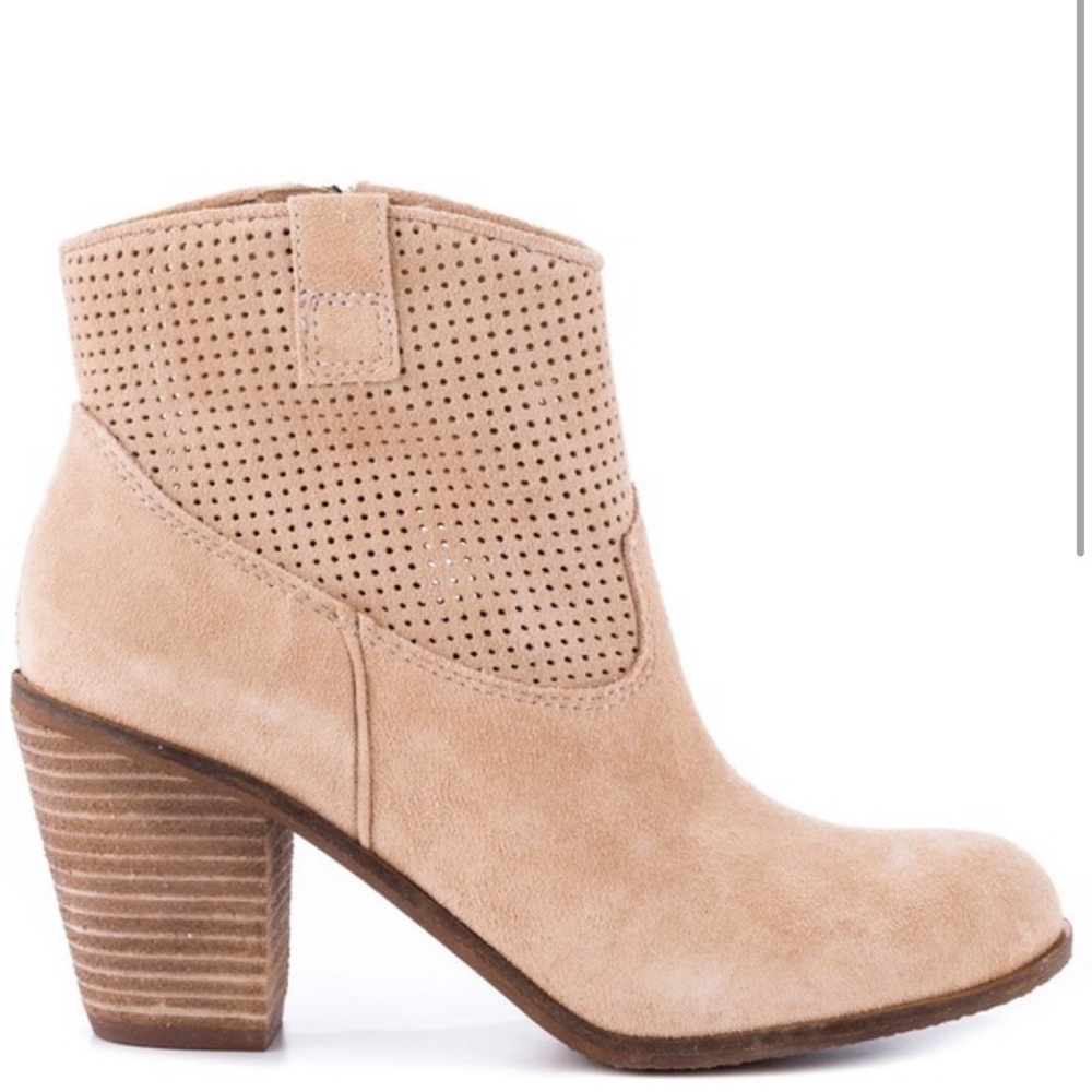 Final price ✂️!! Vince Camuto Holden boots. EUC!
